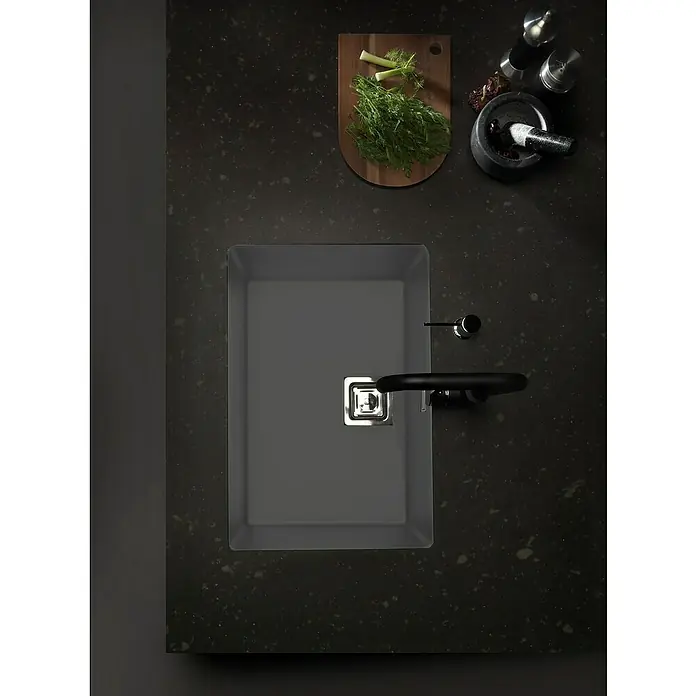 Poalgi Fregadero encastrable Zie 60 - 45 x 65 cm, Material compuesto, Gris, Brillante - Un fregadero de cocina oscuro con grifo, hierbas aromáticas y especias sobre una encimera. Diseño elegante para la cocina moderna.
