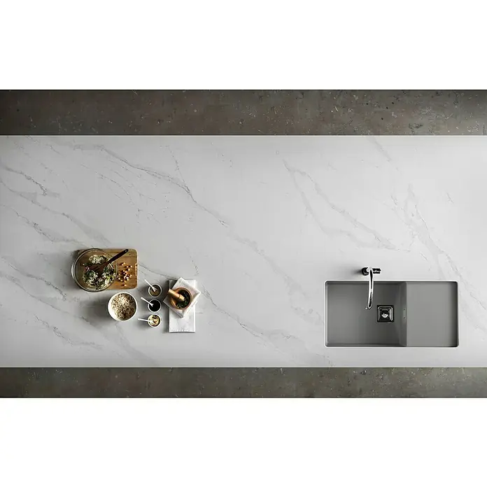 Poalgi Fregadero encastrable Zie 81 - 45 x 85 cm, Material compuesto, Gris, Brillante - Vista superior de una encimera de cocina de mármol con fregadero, utensilios de cocina e ingredientes, mostrando un diseño de cocina elegante y funcional.