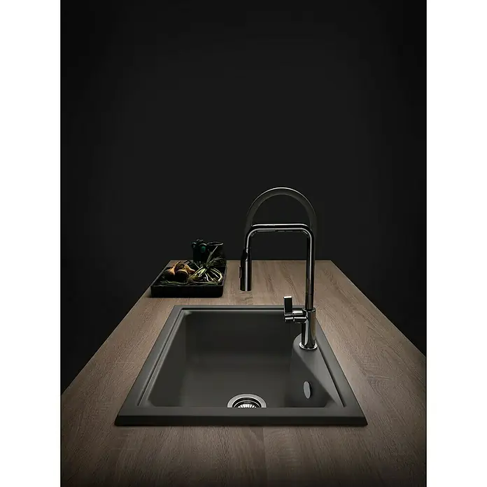 Poalgi Fregadero encastrable City 320 - 51 x 62 cm, Material compuesto - Fregadero negro con grifo moderno sobre encimera de madera, ideal para un diseño de cocina elegante.