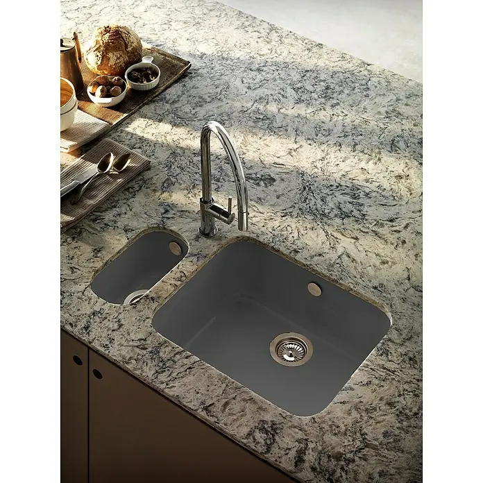 Poalgi Fregadero encastrable Gandía 50 - 44,5 x 54 cm, Material compuesto, Concret, Brillante - Un fregadero moderno con escurridor y grifo en una encimera con un patrón de grano natural.