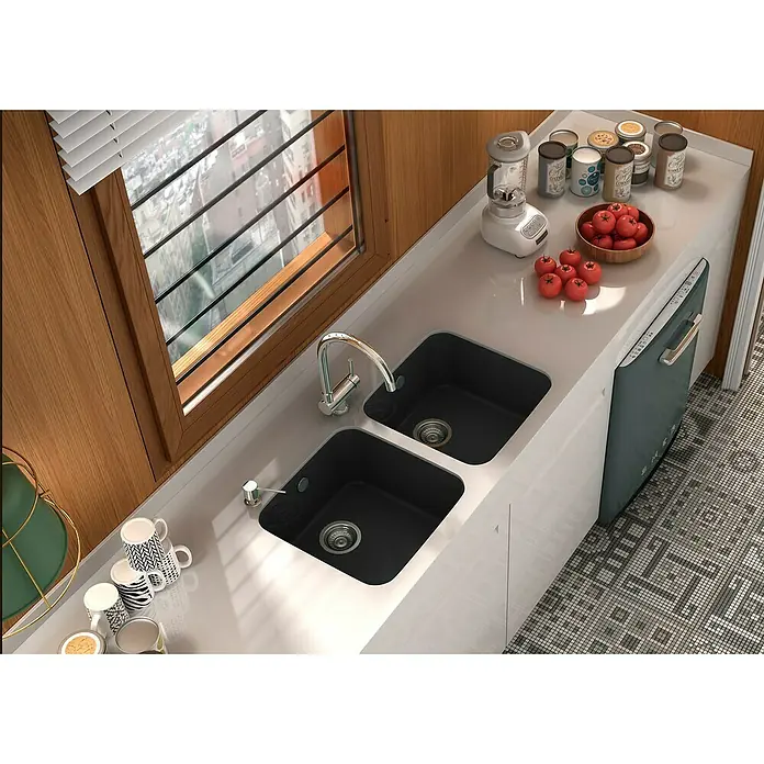 Poalgi Fregadero encastrable Gandía 40 - 44,5 x 44 cm, Material compuesto, Negro, Brillante - Vista de un fregadero de cocina moderno con dos senos, diseño elegante, grifo elegante, enclavado en una encimera brillante junto a una ventana.