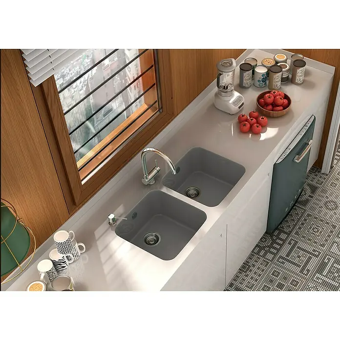 Poalgi Fregadero encastrable Gandía 40 - 44,5 x 44 cm, Material compuesto, Concret, Brillante - Fregadero de cocina con doble cubeta, grifo cromado y dispensador de jabón junto a una ventana con persianas y diversos utensilios de cocina en la encimera.