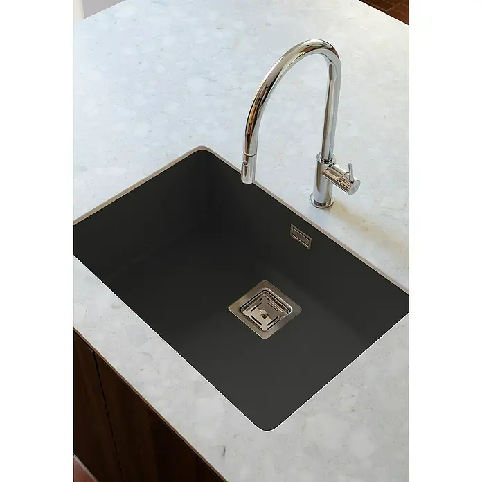 Poalgi Fregadero encastrable Zie Soft 60 - 45 x 65 cm, Material compuesto, Negro, Brillante - Elegante fregadero de material oscuro con un grifo moderno sobre una encimera de mármol. El fregadero es rectangular con un desagüe cuadrado.