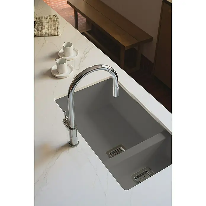 Poalgi Fregadero encastrable Zie Soft 70 - 45 x 75 cm, Material compuesto, Número de cubetas: 1,5 ud., Gris, Brillante - Fregadero de cocina moderno con doble cubeta y elegante grifo cromado sobre encimera de mármol.