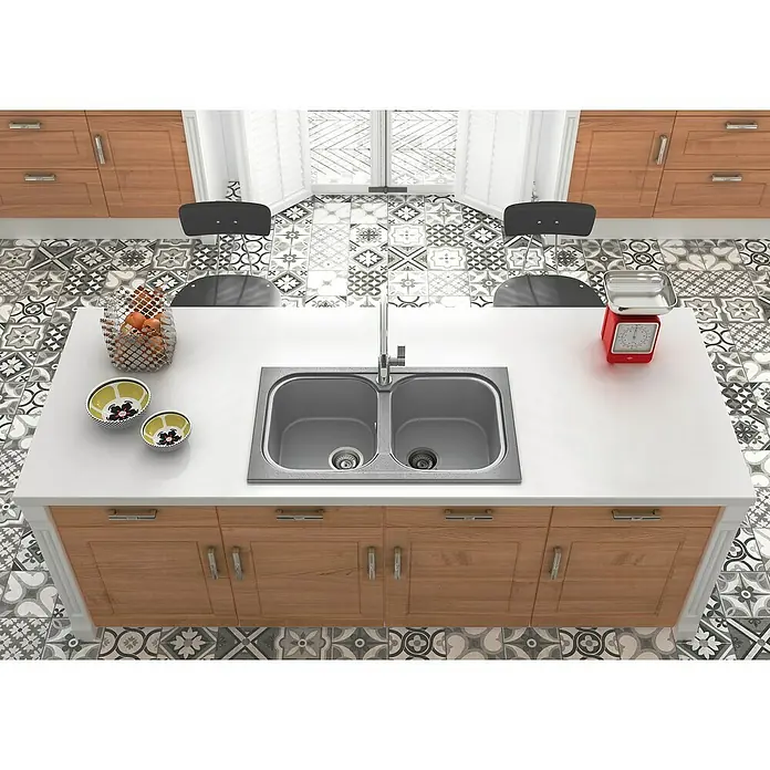 Poalgi Fregadero encastrable Malaquita - 49,5 x 82,3 cm, Material compuesto, Número de cubetas: 2 ud., Gris, Brillante - Isla de cocina con fregadero doble, encimeras blancas y armarios de madera sobre suelo estampado.