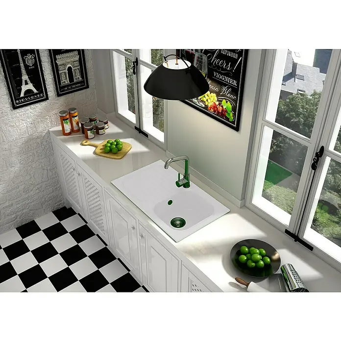 Poalgi Fregadero encastrable Olivino - 49,5 x 82,3 cm, Blanco, Resplandeciente - Un fregadero de cocina luminoso con un desagüe y grifo verdes junto a una ventana, rodeado de utensilios de cocina y decoraciones.