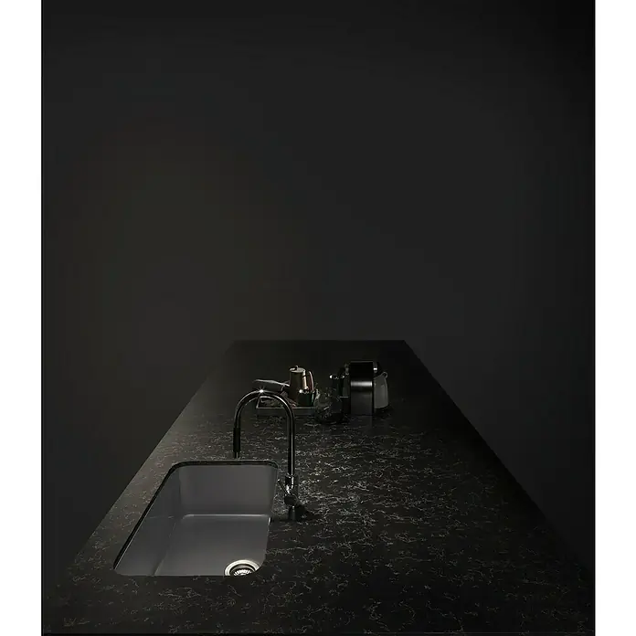 Poalgi Fregadero encastrable Gandía 70 - 44,5 x 74 cm, Material compuesto, Concret, Brillante - Un moderno fregadero negro con un elegante grifo sobre una encimera oscura, ideal para cocinas con estilo.