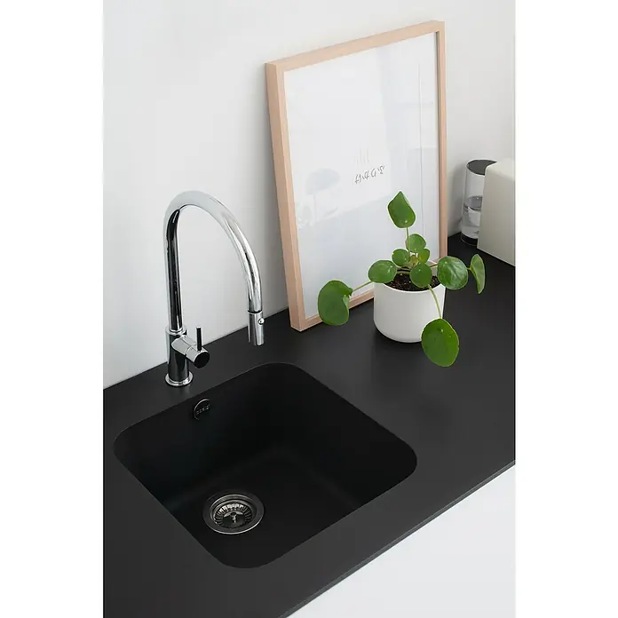 Poalgi Fregadero encastrable Gandía Soft 40 - 44,5 x 44 cm, Material compuesto, Negro, Brillante - Un primer plano de un fregadero negro moderno con grifo cromado, planta de interior y marco de fotos en una encimera negra.