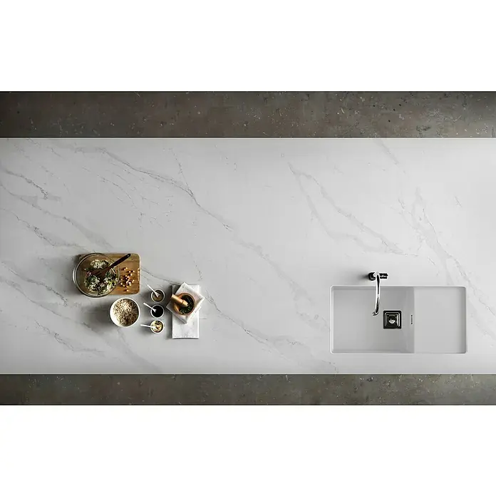 Poalgi Fregadero encastrable Zie 81 - 45 x 85 cm, Material compuesto, Blanco, Brillante - Encimera de mármol con fregadero y área de preparación de alimentos.
