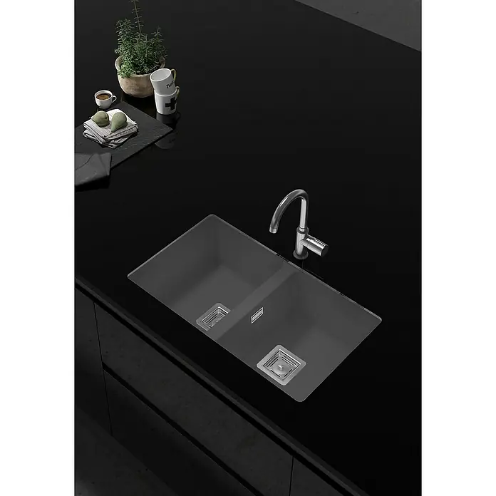 Poalgi Fregadero encastrable Zie 70 - 45 x 75 cm, Material compuesto, Número de cubetas: 2 ud., Gris - Fregadero de doble cubeta con grifo sobre una encimera de cocina negra. El fregadero de acero inoxidable es moderno y espacioso.