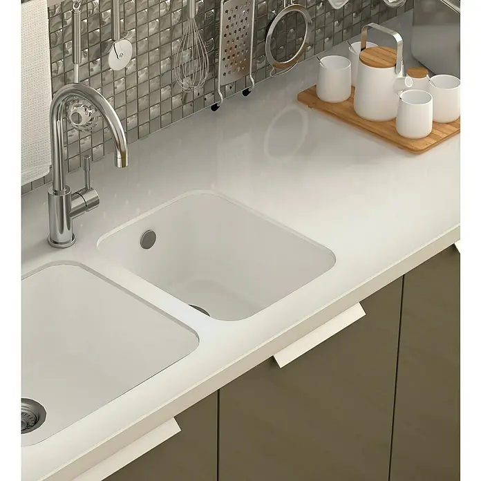 Poalgi Fregadero encastrable Gandía 35 - 44,5 x 38 cm, Material compuesto, Blanco, Brillante - Elegante fregadero con grifo y utensilios de cocina en la pared. El diseño moderno encaja perfectamente en cualquier cocina.