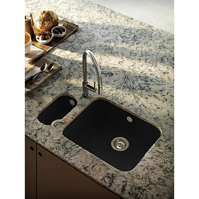 Poalgi Fregadero encastrable Gandía 50 - 44,5 x 54 cm, Material compuesto, Negro, Brillante - Fregadero negro con escurridor instalado en una cocina moderna. La encimera es de granito y el grifo es de acero inoxidable.