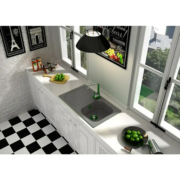 Poalgi Fregadero encastrable Olivino - 49,5 x 82,3 cm, Gris, Resplandeciente - Fregadero de cocina con grifo, escurridor y desagüe en una cocina moderna con suelo de baldosas de damero.