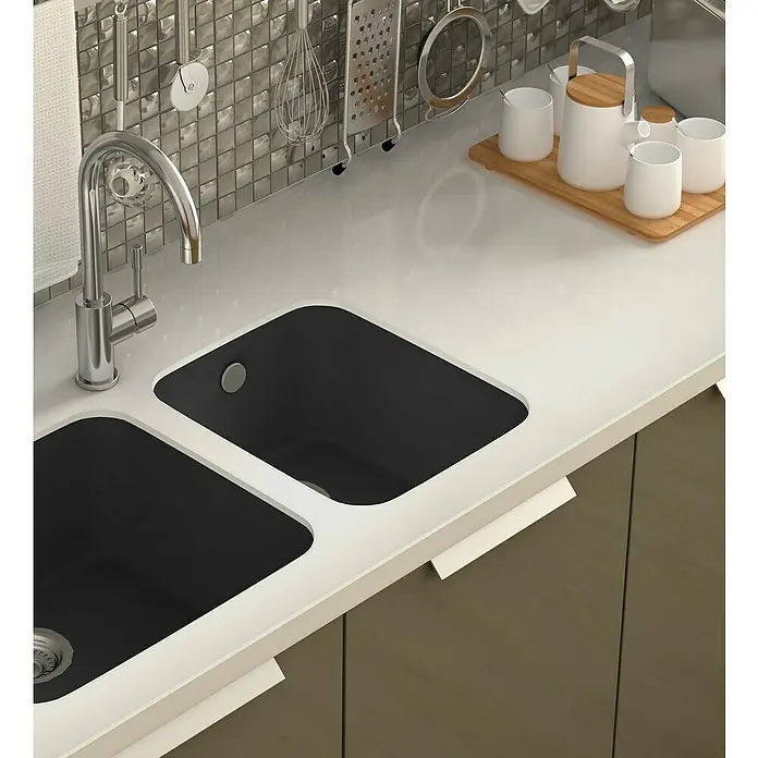 Poalgi Fregadero encastrable Gandía 35 - 44,5 x 38 cm, Material compuesto, Negro, Brillante - Fregadero doble con grifo moderno en una encimera, con utensilios colgando en la pared, para una cocina elegante.