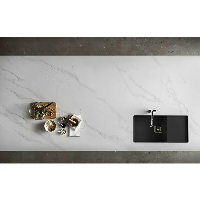 Poalgi Fregadero encastrable Zie 81 - 45 x 85 cm, Material compuesto, Negro, Brillante - Una encimera de aspecto mármol con un fregadero negro, grifo e ingredientes preparados para una comida. Elegante diseño de cocina a la vista.