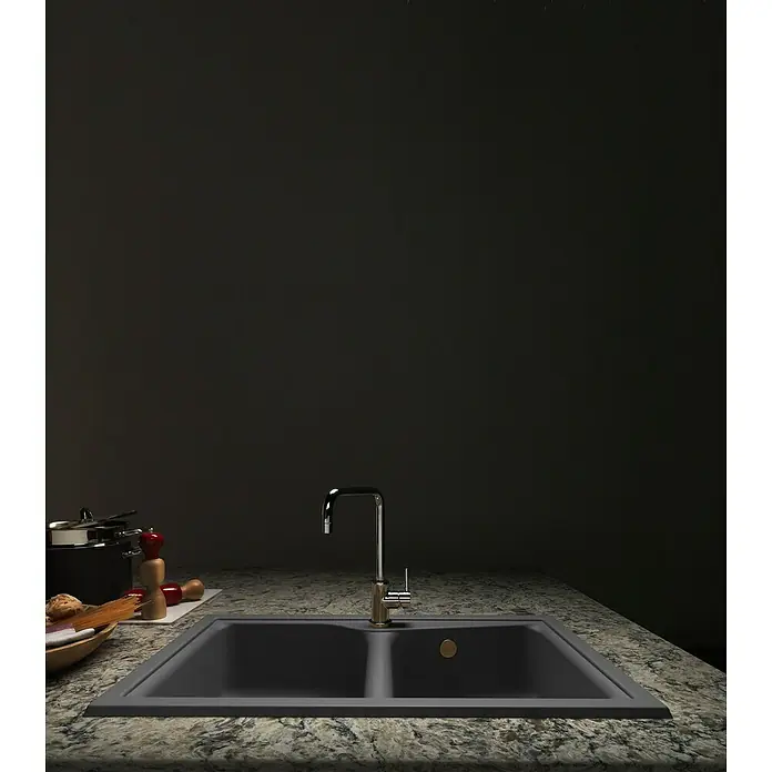 Poalgi Fregadero encastrable City 322 Soft 2S - 51 x 86 cm, Material compuesto, Número de cubetas: 2 ud., Gris, Brillante - Primer plano de un moderno fregadero doble negro con un elegante grifo sobre una encimera con estampado de piedra.