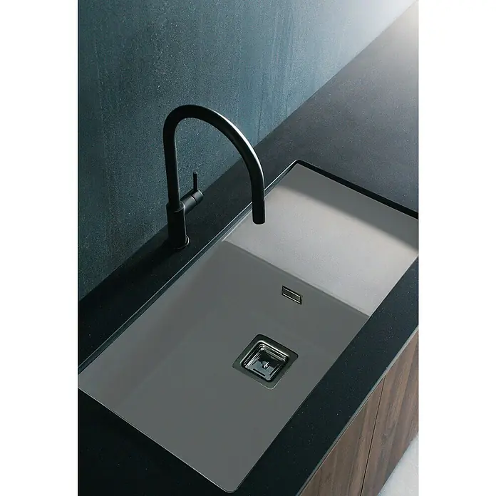 Poalgi Fregadero encastrable Zie Soft 81 - 45 x 85 cm, Material compuesto, Gris, Brillante - Fregadero de cocina moderno con grifo negro y diseño elegante. El fregadero está hecho de materiales de alta calidad.