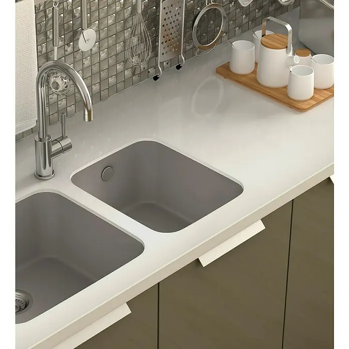 Poalgi Fregadero encastrable Gandía 35 - 44,5 x 38 cm, Material compuesto, Concret, Brillante - Fregadero doble de cocina moderno con grifo en una cocina luminosa. El diseño es minimalista y funcional.