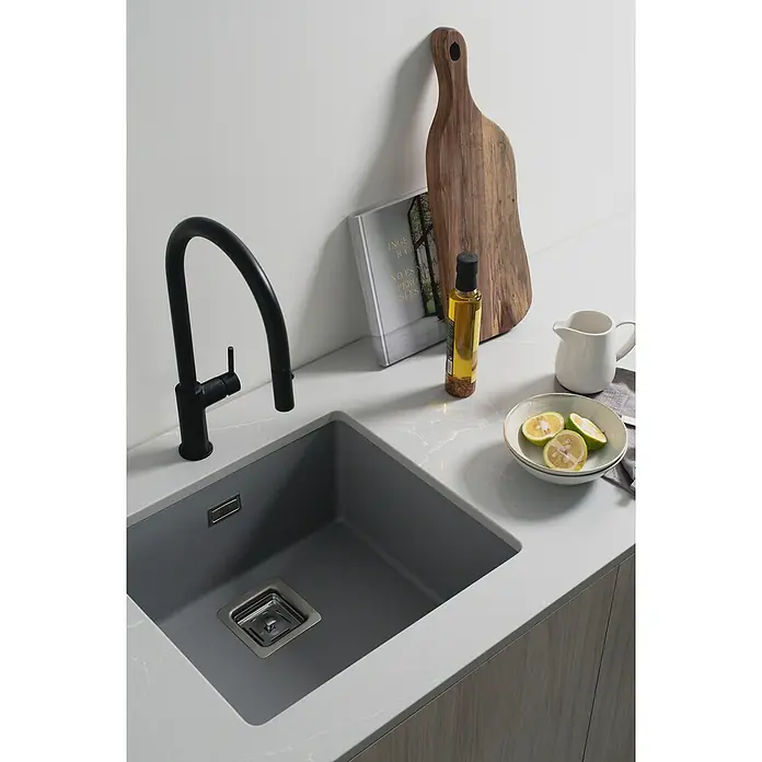 Poalgi Fregadero encastrable Zie Soft 45 - 45 x 50 cm, Material compuesto, Gris, Brillante - Diseño de cocina moderno con un fregadero gris, grifo negro y detalles elegantes como una tabla de cortar y limones.
