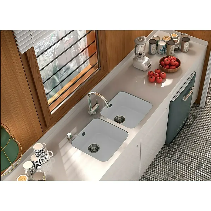Poalgi Fregadero encastrable Gandía 40 - 44,5 x 44 cm, Material compuesto, Blanco, Brillante - Toma de ángulo alto de una cocina moderna con fregadero doble, grifo, licuadora y lavavajillas, resaltada por la luz natural.