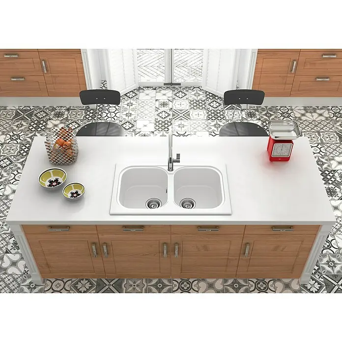 Poalgi Fregadero encastrable Malaquita - 49,5 x 82,3 cm, Material compuesto, Número de cubetas: 2 ud., Blanco, Brillante - Un fregadero de cocina con dos cubetas. El mueble del lavabo es de madera y tiene una superficie blanca, decorada con dos cuencos y una balanza de cocina.