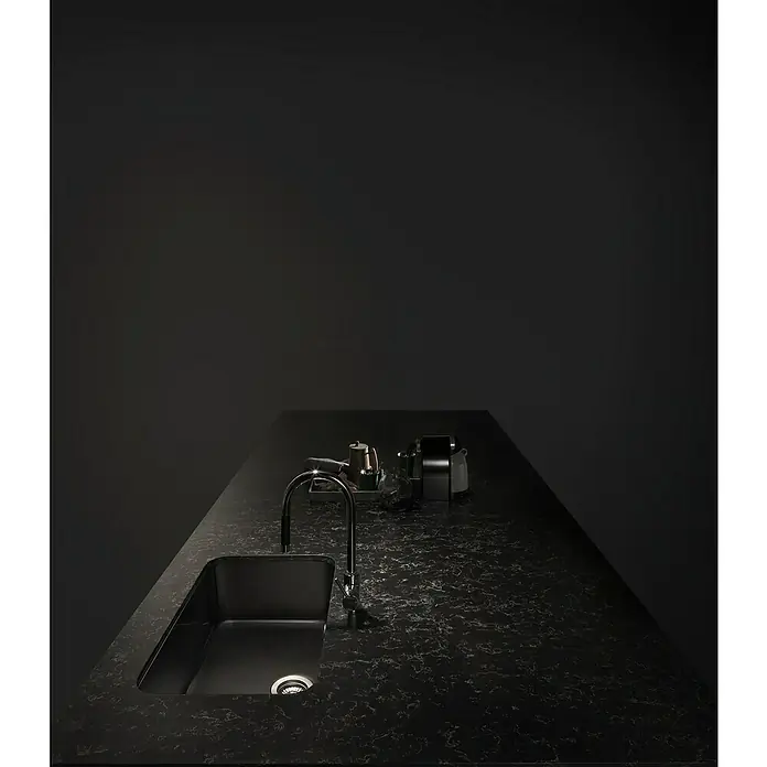 Poalgi Fregadero encastrable Gandía 70 - 44,5 x 74 cm, Material compuesto, Negro, Brillante - Elegante fregadero de cocina negro con grifo sobre una encimera con textura de mármol, complementado con cafetera y accesorios.