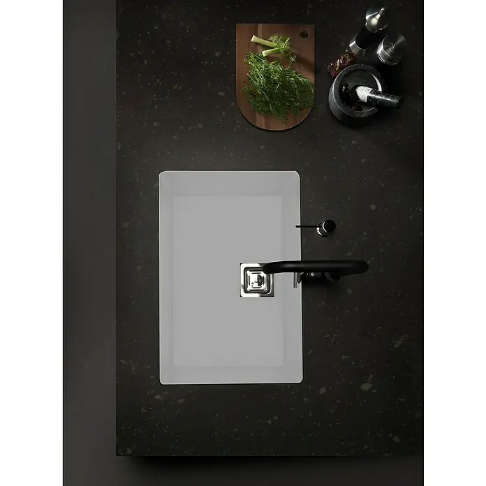 Poalgi Fregadero encastrable Zie 60 - 45 x 65 cm, Material compuesto, Blanco, Brillante - Fregadero de cocina con grifo sobre encimera oscura, hierbas y especias al lado, diseño minimalista.