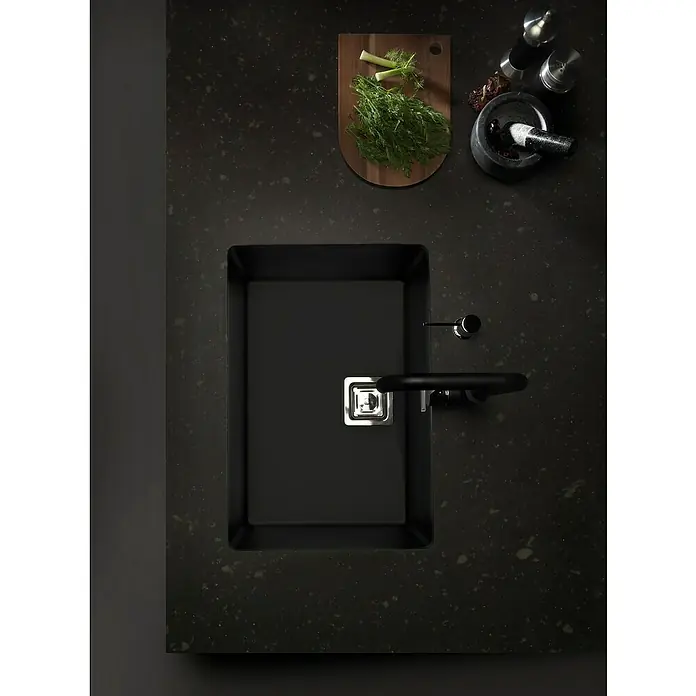 Poalgi Fregadero encastrable Zie 60 - 45 x 65 cm, Material compuesto, Negro, Brillante - Vista superior de un fregadero negro, acentuado por grifo, tabla de cortar y molinillo de hierbas. Equipamiento de cocina elegante.