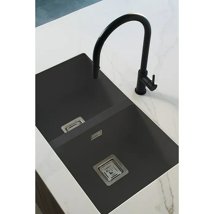 Poalgi Fregadero encastrable Zie Soft 70 - 45 x 75 cm, Material compuesto, Número de cubetas: 2 ud., Negro, Brillante - Imagen de un fregadero negro moderno con grifo a juego, combinando elegancia y funcionalidad. Perfecto para cualquier cocina contemporánea.