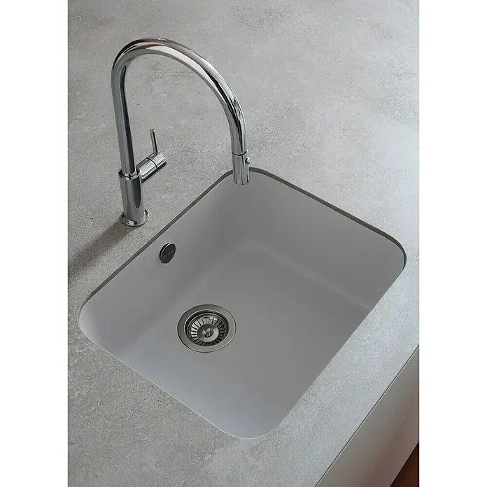 Poalgi Fregadero encastrable Gandía Soft 50 - 44,5 x 54 cm, Material compuesto, Blanco, Brillante - Un fregadero de cocina moderno con un elegante grifo cromado sobre una encimera gris, que muestra diseño y funcionalidad en armonía.