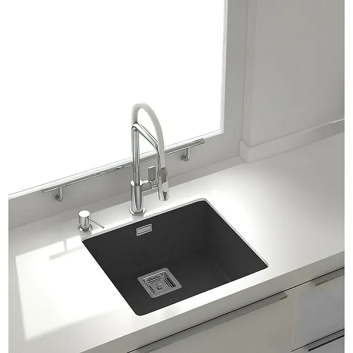 Poalgi Fregadero encastrable Zie 45 - 45 x 50 cm, Material compuesto, Negro, Brillante - Un fregadero de cocina moderno con un elegante grifo y un dispensador de jabón, integrado en una encimera luminosa.