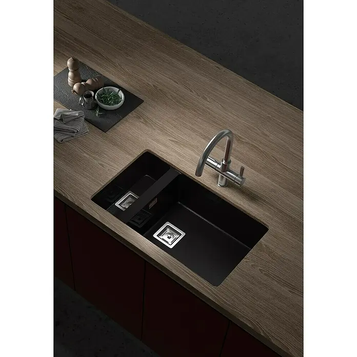 Poalgi Fregadero encastrable Zie 70 - 45 x 75 cm, Material compuesto, Número de cubetas: 1,5 ud., Negro - Primer plano de una cocina moderna con un elegante fregadero negro y un elegante grifo sobre una encimera de madera.