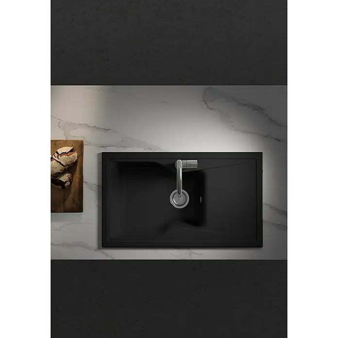 Poalgi Fregadero encastrable City 321 Soft 1S+E - 51 x 86 cm, Material compuesto, Negro, Brillante - Fregadero de cocina negro con grifo moderno sobre una encimera de mármol, junto a una tabla de pan rústica. Diseño elegante para cualquier cocina.