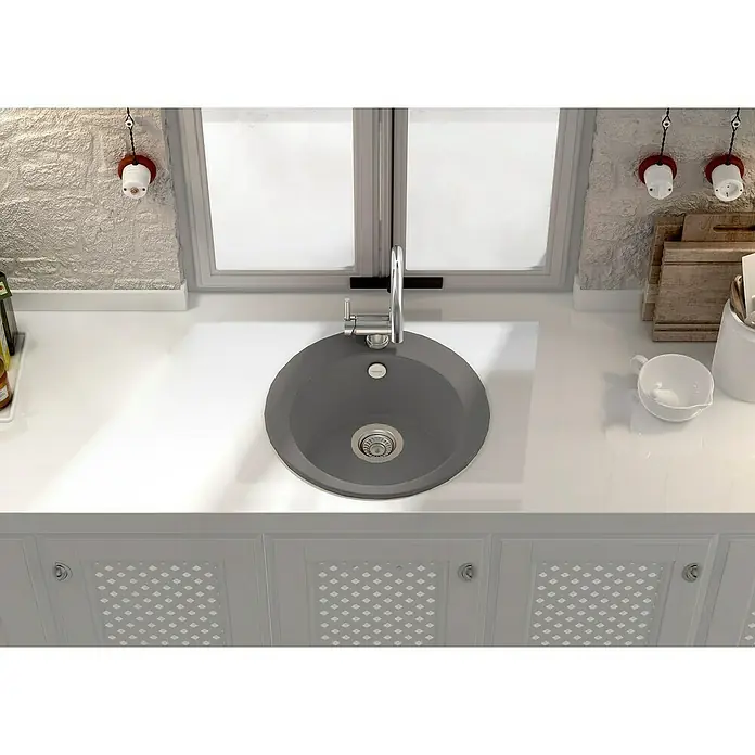 Poalgi Fregadero encastrable Zafiro - 48 x 48 cm, Material compuesto - Fregadero de cocina con pileta redonda y grifo bajo una ventana. La pileta es gris y la encimera es blanca.