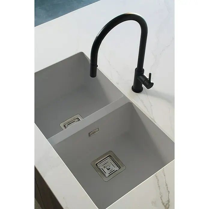 Poalgi Fregadero encastrable Zie Soft 70 - 45 x 75 cm, Material compuesto, Número de cubetas: 2 ud., Gris, Brillante - Fregadero doble de piedra gris con un elegante grifo negro mate sobre una encimera de mármol.