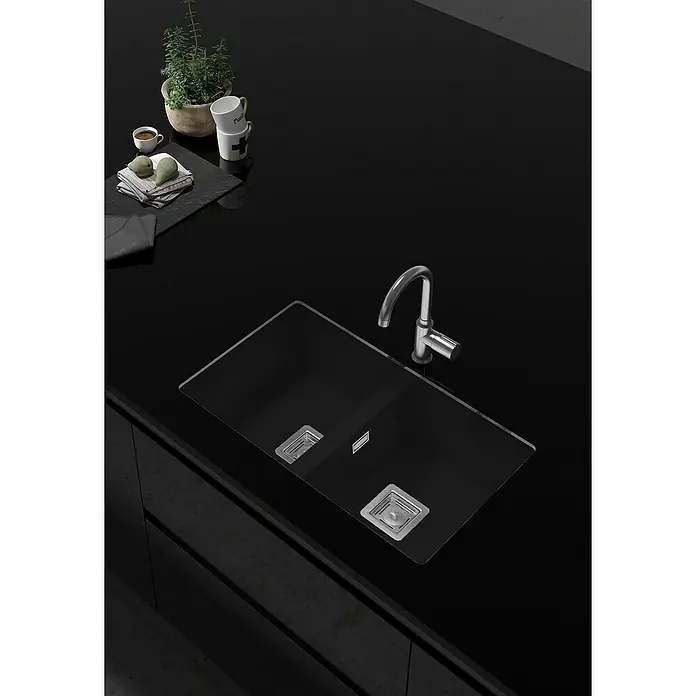 Poalgi Fregadero encastrable Zie 70 - 45 x 75 cm, Material compuesto, Número de cubetas: 2 ud., Negro - Elegante fregadero negro con grifo sobre una encimera negra brillante, complementado con elementos decorativos para un diseño de cocina estiloso.