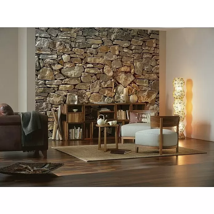 Komar Imagine Edition 3 - Stories Fototapete Stone Wall - 8 -tlg., B x H: 368 x 254 cm, Papier - Naturstein-Look Tapete verwandelt modernes Wohnzimmer in rustikale Akzentwand.