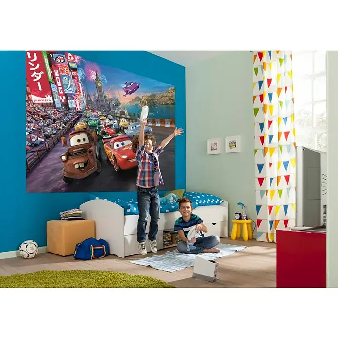 Komar Disney Edition 4 Fototapete Cars Race - 4 -tlg., B x H: 254 x 184 cm, Papier - Kinderzimmer mit Cars Wandbild, zwei Jungen beim Spielen mit der Wii Konsole, bunte Vorhänge und hellblauer Wandfarbe.