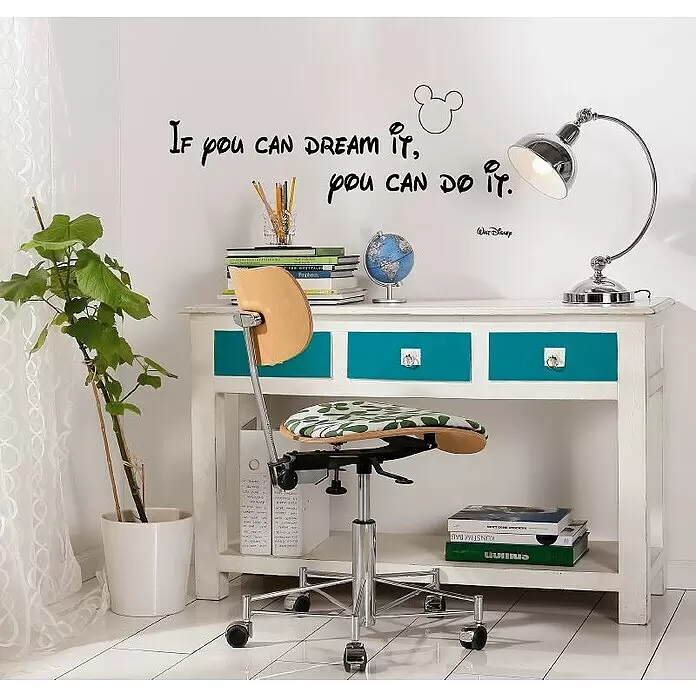 Komar Dekosticker Disney - You can do it - Schwarz, 70 x 50 cm - Weißer Schreibtisch mit türkisen Schubladen, ergonomischer Stuhl in Arbeitszimmereinrichtung.