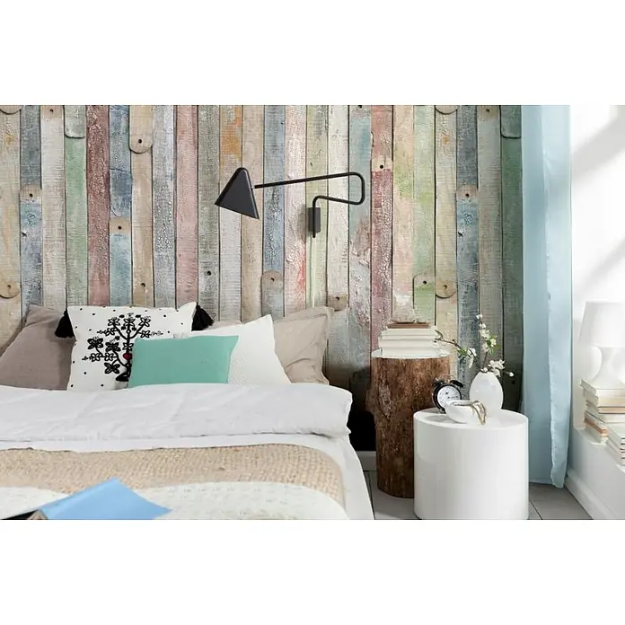 Komar Imagine Edition 3 - Stories Fototapete Shabby Chic Vintage Wood - 4 -tlg., B x H: 184 x 254 cm, Papier - Schlafzimmer mit einem Wandregal aus mehrfarbigem Holz und einer schwarzen Lampe. Das Bett ist mit Kissen und Decken dekoriert.