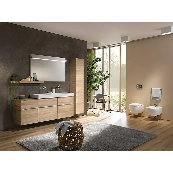Geberit iCon Wand-WC-Set - Spülrandlos, Ohne Spezialglasur, Spülform: Tief, WC Abgang: Waagerecht, Weiß - Ein modernes Badezimmer mit einem Waschtisch aus hellem Holz, einem großen Spiegel und einem grauen Teppich für eine entspannende Atmosphäre.