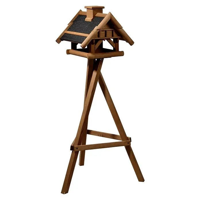 Dobar Vogelfutterhaus - 42,5 x 36 x 34,5 cm, Hellbraun, Holz - Ein hölzernes Vogelhaus mit Ständer. Das Vogelhaus hat ein Dach und einen kleinen Schornstein. Der Ständer ist dreibeinig und stabil.