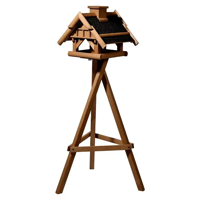 Dobar Vogelfutterhaus - 42,5 x 36 x 34,5 cm, Hellbraun, Holz - Ein detailreiches Foto eines hölzernen Vogelhauses mit Ständer, das einladend und naturnah gestaltet ist.