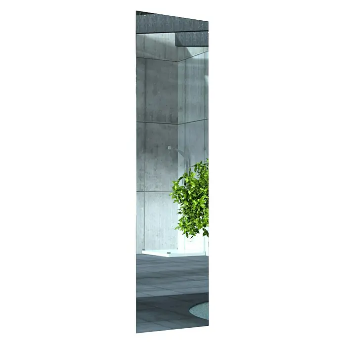 Szagato Designheizkörper Manhattan 3 - B x H: 470 x 1.800 mm, Wärmeleistung bei Vorlauftemperatur von 75 °C (D: 50): 1.118 W, Ohne Handtuchhalter - Elegante rahmenlose Spiegelfliese, die einen modernen Außenbereich mit Betonmauer und Pflanze reflektiert. Ideal für stilvolle Wandgestaltung.