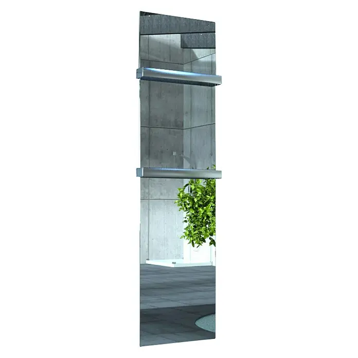 Szagato Designheizkörper Manhattan 3 - B x H: 470 x 1.800 mm, Wärmeleistung bei Vorlauftemperatur von 75 °C (D: 50): 1.118 W, Mit 2 Handtuchhalter (50 mm) - Ein schlanker Spiegel mit Stahlrahmen reflektiert eine moderne Umgebung. Das Design ist minimalistisch und elegant.