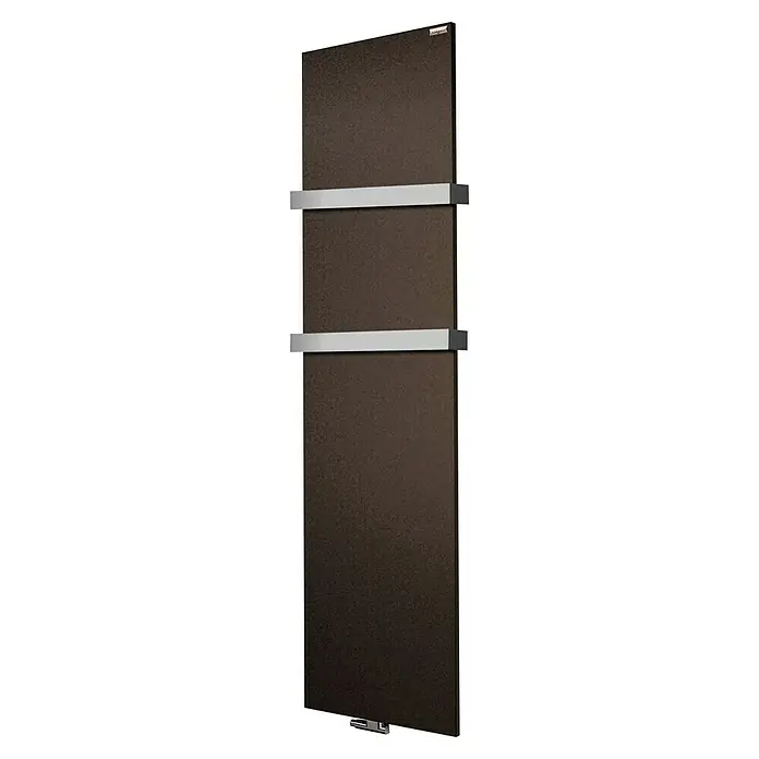 Szagato Designheizkörper Manhattan 3 - B x H: 470 x 1.800 mm, Wärmeleistung bei Vorlauftemperatur von 75 °C (D: 50): 1.118 W, Braun, Mit 2 Handtuchhalter (50 mm) - Nahaufnahme eines modernen Badheizkörpers mit brauner Oberfläche und silbernen Handtuchhaltern vor einem dunklen Hintergrund.