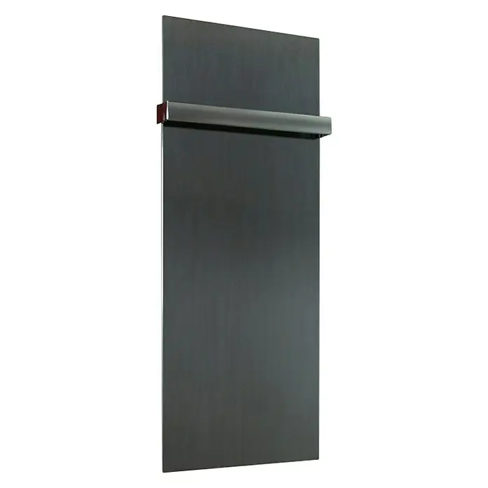 Szagato Designheizkörper Manhattan 2 - B x H: 470 x 1.200 mm, Wärmeleistung bei Vorlauftemperatur von 75 °C (D: 50): 799 W, Edelstahl matt, Mit 1 Handtuchhalter (50 mm) - Nahaufnahme einer eleganten, modernen grauen Küchenschranktür mit einem schlanken Griff für einen stilvollen Look.