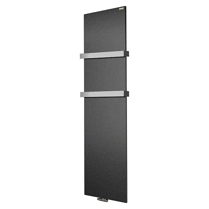 Szagato Designheizkörper Manhattan 3 - B x H: 470 x 1.800 mm, Wärmeleistung bei Vorlauftemperatur von 75 °C (D: 50): 1.118 W, Moonstone-Grau, Mit 2 Handtuchhalter (50 mm) - Aufnahme eines eleganten schwarzen Heizkörpers mit Handtuchhalter.
