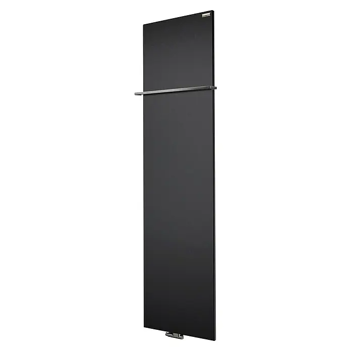 Szagato Designheizkörper Manhattan 3 - B x H: 470 x 1.800 mm, Wärmeleistung bei Vorlauftemperatur von 75 °C (D: 50): 1.118 W, Schwarz, Mit 1 Handtuchhalter (15 mm) - Ein hochformatiger, schwarzer Heizkörper mit einer horizontalen Halterung zur Wärmeabgabe in einem modernen Design.