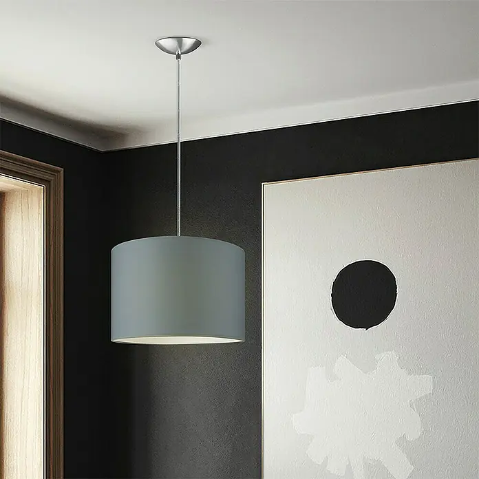 Home Sweet Home Pendelleuchte Fabric - Silber, 100 cm, 60 W, E27 - Eine moderne graue Hängeleuchte mit einem zylindrischen Lampenschirm, die ein sanftes Licht in den Raum wirft.